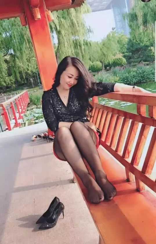 32岁美女穿蕾丝裙黑丝袜外拍